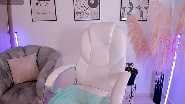 Snapshot of NiiaEvanss chatting on 11-22-25, 01:43 NiiaEvanss online show from 11-22-25, 01:43