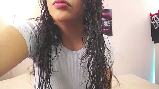 Snapshot of downsonMia chatting on 02-05-25, 11:17 downsonMia online show from 02-05-25, 11:17