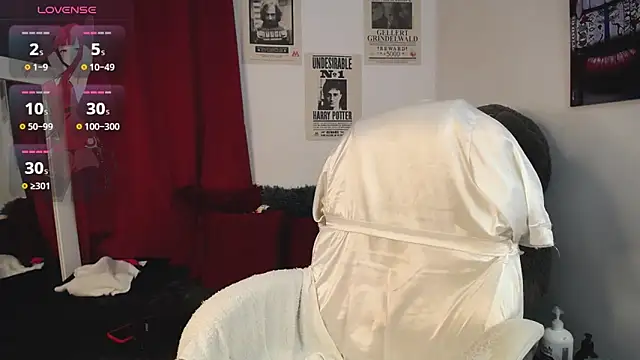 Snapshot of downsonMia chatting on 11-06-25, 10:27 downsonMia online show from 11-06-25, 10:27