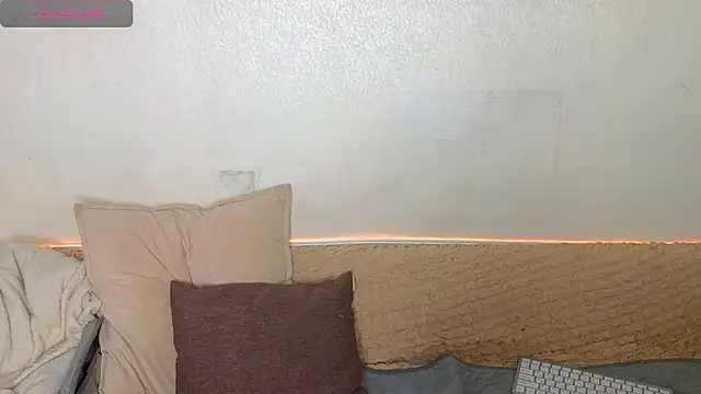 Snapshot of emilytrays chatting on 02-03-26, 01:48 emilytrays online show from 02-03-26, 01:48