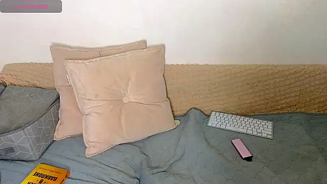 Snapshot of emilytrays chatting on 03-05-26, 06:31 emilytrays online show from 03-05-26, 06:31