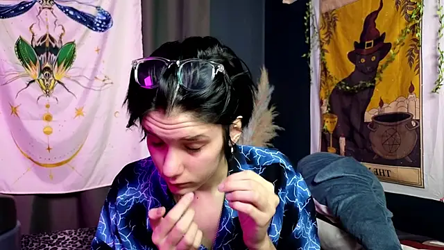 Snapshot of Hyeon_Jin chatting on 01-19-25, 09:13 Hyeon Jin online show from 01-19-25, 09:13