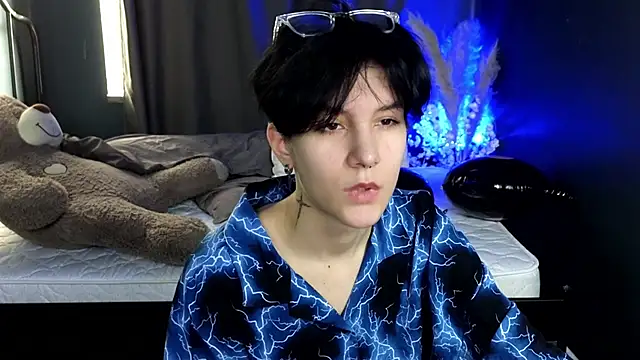 Snapshot of Hyeon_Jin chatting on 03-11-25, 10:29 Hyeon Jin online show from 03-11-25, 10:29