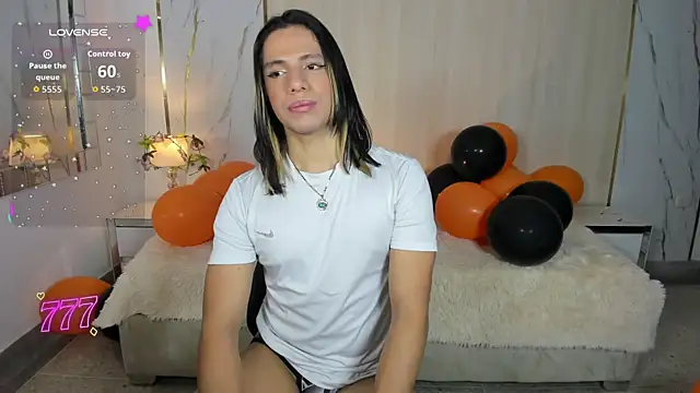 Snapshot of TylerBloom chatting on 06-09-26, 12:50 TylerBloom online show from 06-09-26, 12:50