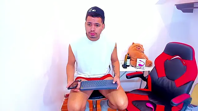 Snapshot of EnriquevillaF chatting on 02-05-25, 02:48 EnriquevillaF online show from 02-05-25, 02:48