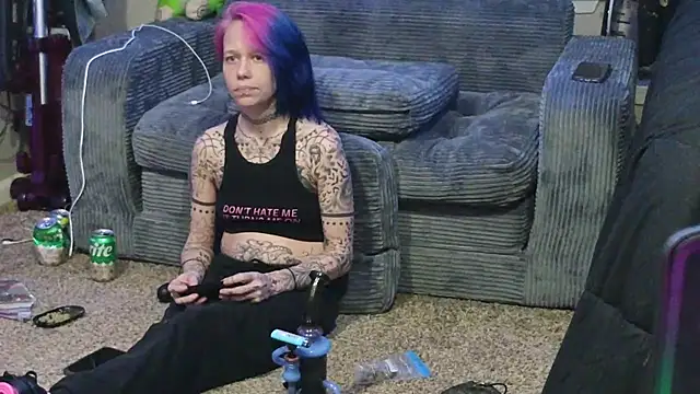 Snapshot of trashbrat chatting on 03-10-26, 12:21 trashbrat online show from 03-10-26, 12:21