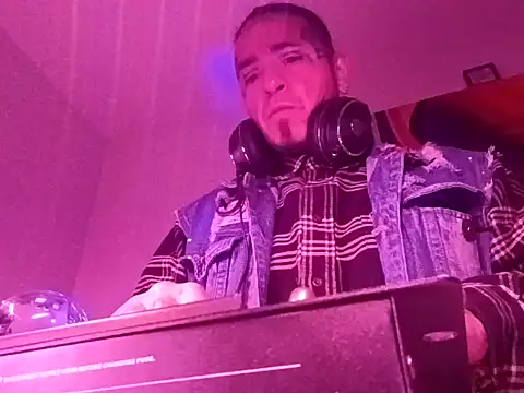 justthetip4209 online show from 10-04-25, 06:11