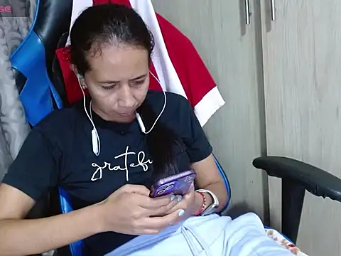 Danielagomez33 online show from 04-16-26, 12:22