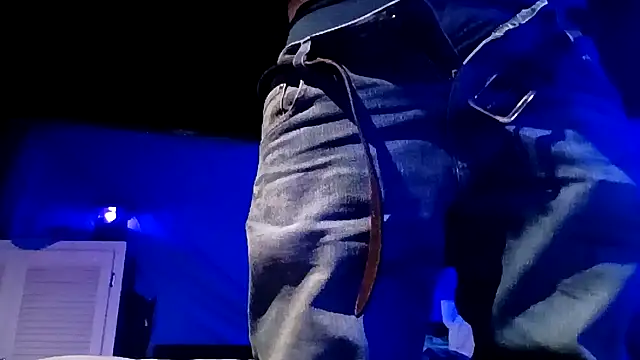 Snapshot of hesjustafriend chatting on 01-11-26, 06:29 hesjustafriend online show from 01-11-26, 06:29