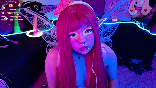 Snapshot of LaytonBox chatting on 09-26-25, 04:00 LaytonBox online show from 09-26-25, 04:00