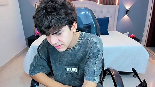 Tommy18   online show from 04-10-26, 03:23