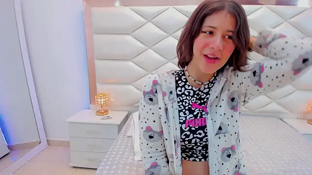 Snapshot of MiaQueen021 chatting on 01-22-25, 12:27 MiaQueen021 online show from 01-22-25, 12:27