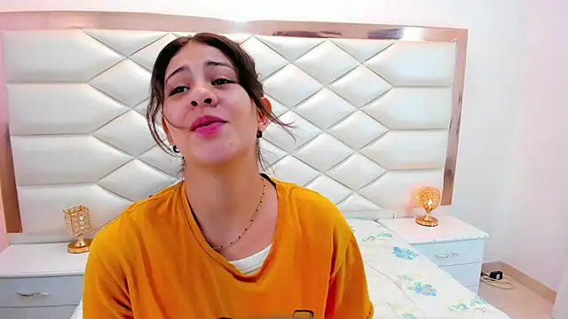 Snapshot of MiaQueen021 chatting on 01-28-25, 12:32 MiaQueen021 online show from 01-28-25, 12:32