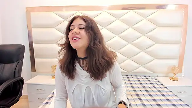 Snapshot of MiaQueen021 chatting on 02-06-25, 12:26 MiaQueen021 online show from 02-06-25, 12:26