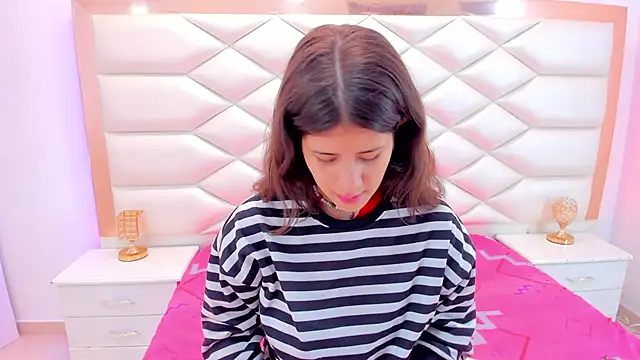 Snapshot of MiaQueen021 chatting on 03-04-25, 12:22 MiaQueen021 online show from 03-04-25, 12:22