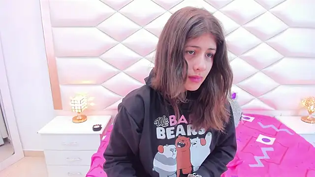 Snapshot of MiaQueen021 chatting on 03-14-25, 12:29 MiaQueen021 online show from 03-14-25, 12:29