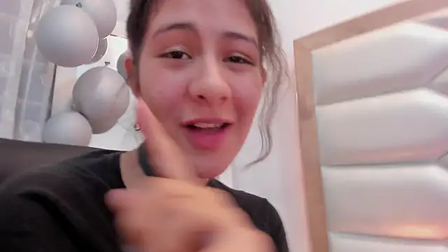 Snapshot of MiaQueen021 chatting on 03-23-25, 12:58 MiaQueen021 online show from 03-23-25, 12:58