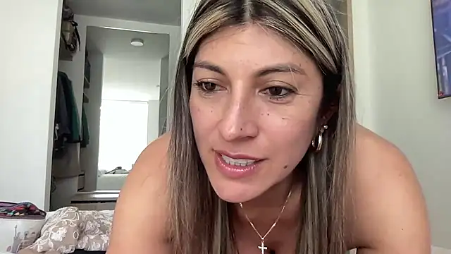 Snapshot of LunaBeya chatting on 06-03-26, 02:33 LunaBeya online show from 06-03-26, 02:33