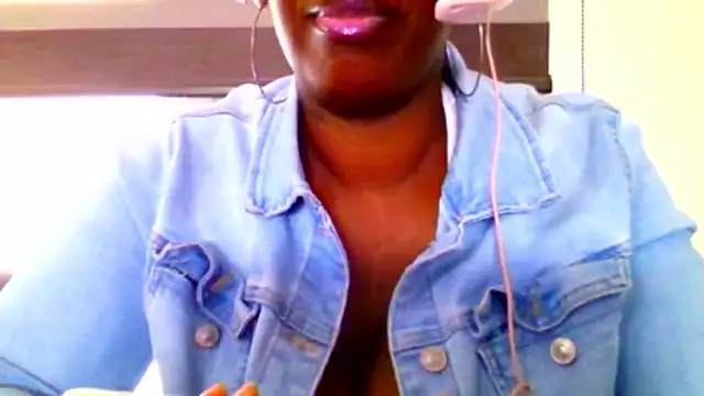 Snapshot of chocolatechipkukky85 chatting on 04-20-26, 09:27 chocolatechipkukky85 online show from 04-20-26, 09:27