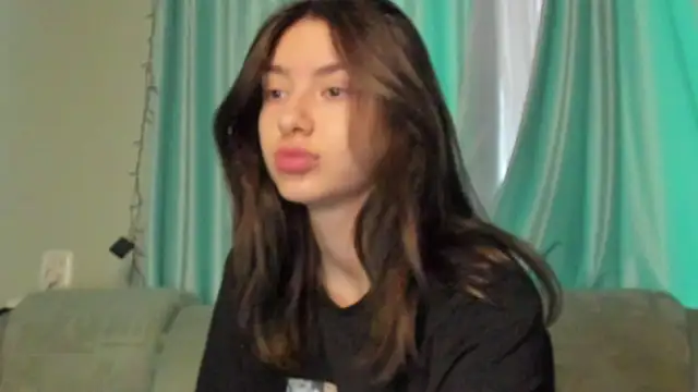 Snapshot of honey_love_honeyy chatting on 01-21-25, 01:00 honey love honeyy online show from 01-21-25, 01:00