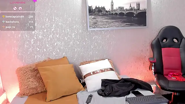 Luxury Woman online show from 03-18-25, 03:09