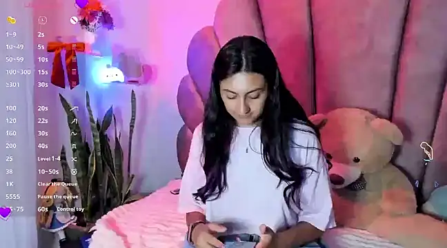 Snapshot of sweetfoxy_17 chatting on 02-02-25, 02:17 sweetfoxy 17 online show from 02-02-25, 02:17