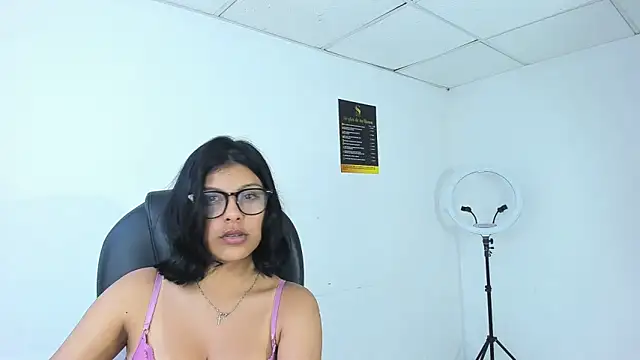 Salmaportman69 online show from 10-17-25, 03:31