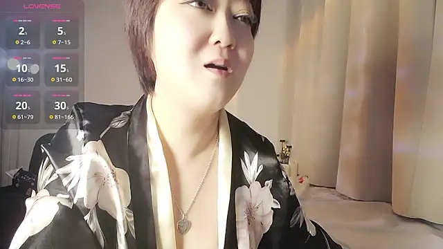 Snapshot of Hey-Cute chatting on 02-18-25, 09:09 Hey-Cute online show from 02-18-25, 09:09