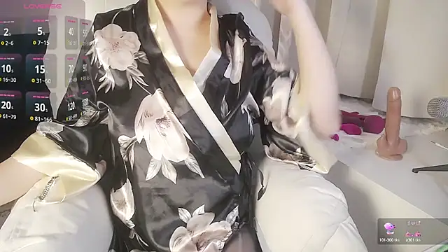 Snapshot of Hey-Cute chatting on 02-27-25, 03:05 Hey-Cute online show from 02-27-25, 03:05