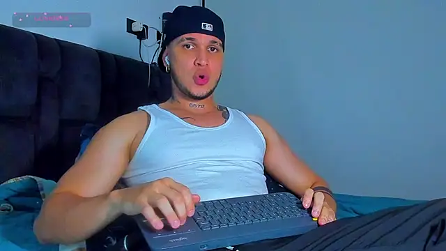 Snapshot of austinoficial chatting on 05-11-26, 01:00 austinoficial online show from 05-11-26, 01:00
