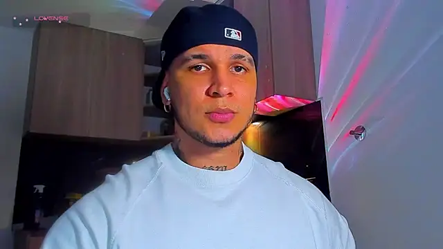 Snapshot of austinoficial chatting on 05-11-26, 11:24 austinoficial online show from 05-11-26, 11:24
