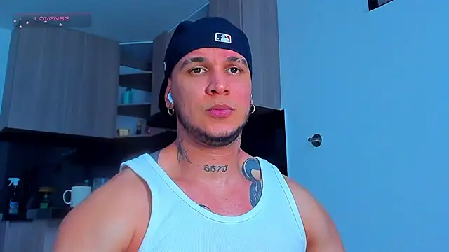 Snapshot of austinoficial chatting on 05-12-26, 09:01 austinoficial online show from 05-12-26, 09:01