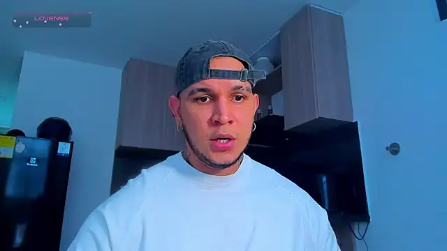 Snapshot of austinoficial chatting on 05-13-26, 09:44 austinoficial online show from 05-13-26, 09:44