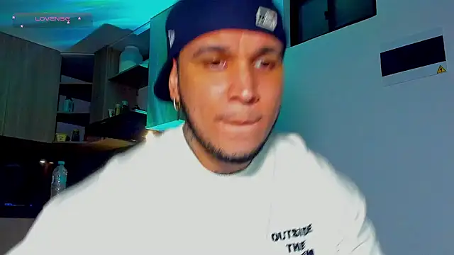 Snapshot of austinoficial chatting on 05-27-26, 02:41 austinoficial online show from 05-27-26, 02:41