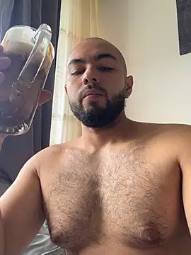 Snapshot of arturguy00 chatting on 03-26-26, 04:12 arturguy00 online show from 03-26-26, 04:12