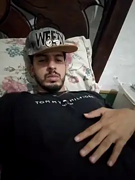 Snapshot of alejo5288 chatting on 10-11-25, 02:33 alejo5288 online show from 10-11-25, 02:33