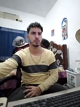 Snapshot of alejo5288 chatting on 10-13-25, 02:00 alejo5288 online show from 10-13-25, 02:00