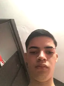 Snapshot of Latinos_2001 chatting on 11-06-25, 01:56 Latinos 2001 online show from 11-06-25, 01:56