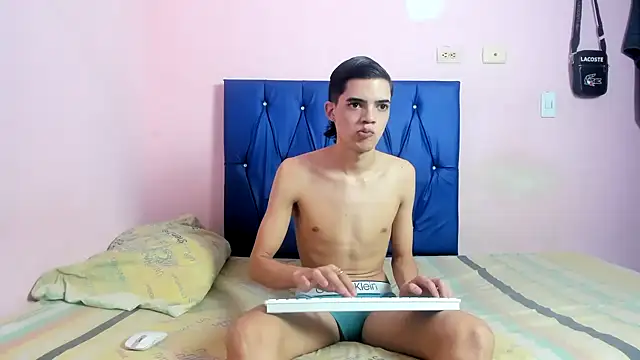 Snapshot of Latinos_2001 chatting on 12-16-25, 03:50 Latinos 2001 online show from 12-16-25, 03:50