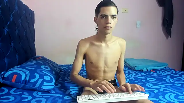 Snapshot of Latinos_2001 chatting on 03-25-26, 12:38 Latinos 2001 online show from 03-25-26, 12:38