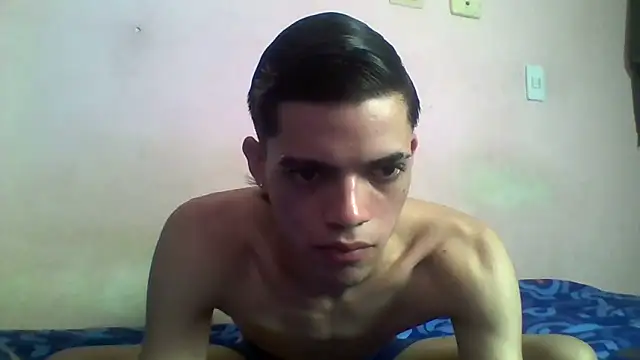 Snapshot of Latinos_2001 chatting on 04-01-26, 08:39 Latinos 2001 online show from 04-01-26, 08:39