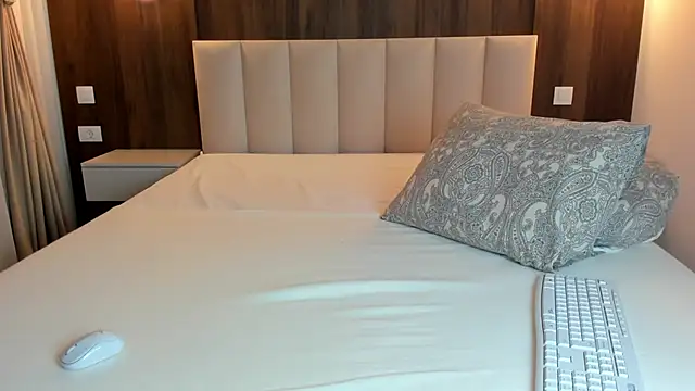 Saradiamond1 online show from 12-17-25, 09:04