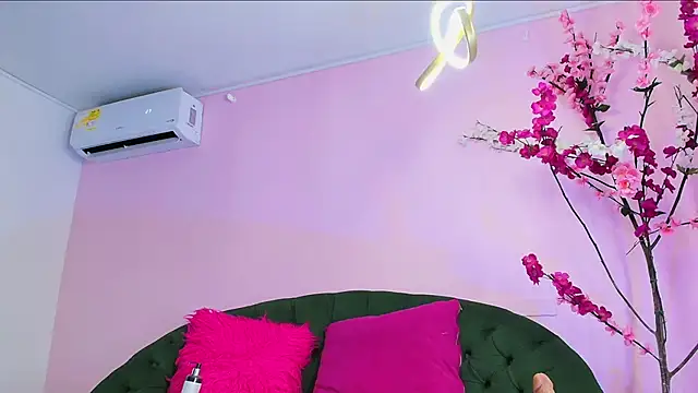 Snapshot of scarlette69 chatting on 02-18-25, 11:41 scarlette69 online show from 02-18-25, 11:41