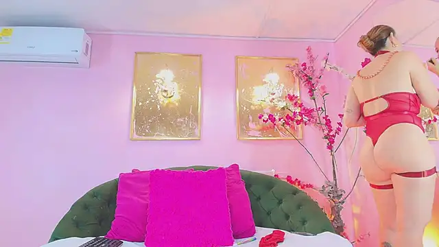 Snapshot of scarlette69 chatting on 02-15-26, 07:43 scarlette69 online show from 02-15-26, 07:43