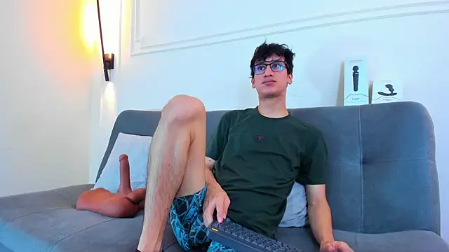 Snapshot of Cum_hunters chatting on 12-19-25, 03:13 Cum hunters online show from 12-19-25, 03:13