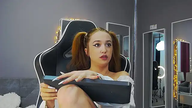 Snapshot of Eva_Lovvia_ chatting on 01-21-25, 06:23 Eva Lovvia  online show from 01-21-25, 06:23