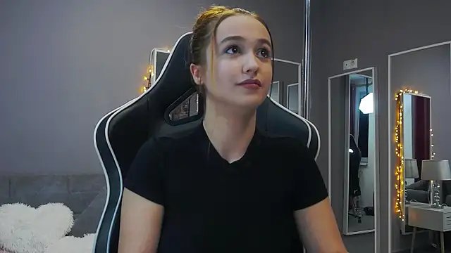 Snapshot of Eva_Lovvia_ chatting on 01-22-25, 06:31 Eva Lovvia  online show from 01-22-25, 06:31