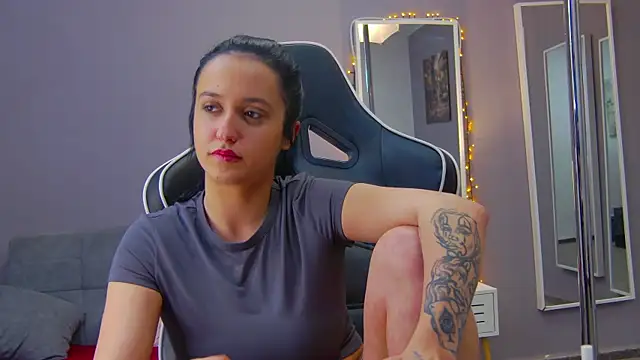 Snapshot of Eva_Lovvia_ chatting on 02-04-25, 01:23 Eva Lovvia  online show from 02-04-25, 01:23