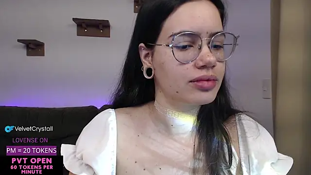 Snapshot of crystalll_room chatting on 09-28-25, 05:35 crystalll room online show from 09-28-25, 05:35