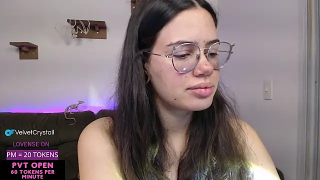 Snapshot of crystalll_room chatting on 10-10-25, 06:56 crystalll room online show from 10-10-25, 06:56